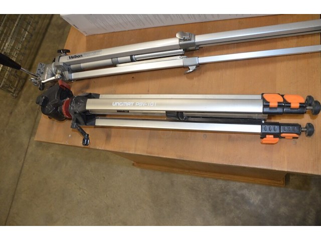 4 foto studiolampen op statief waarvan 2 jinbei ef-150 , 2 jinbei, 3 fototoestel statieven diverse merken - afbeelding 4 van  18