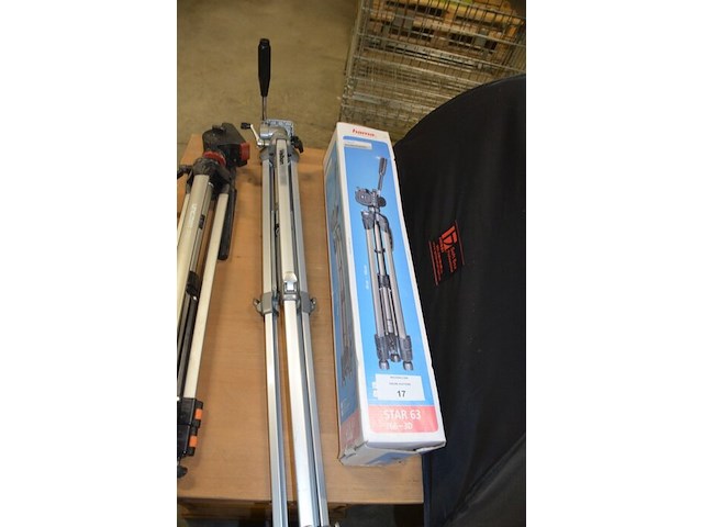 4 foto studiolampen op statief waarvan 2 jinbei ef-150 , 2 jinbei, 3 fototoestel statieven diverse merken - afbeelding 7 van  18