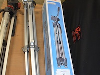 4 foto studiolampen op statief waarvan 2 jinbei ef-150 , 2 jinbei, 3 fototoestel statieven diverse merken - afbeelding 7 van  18