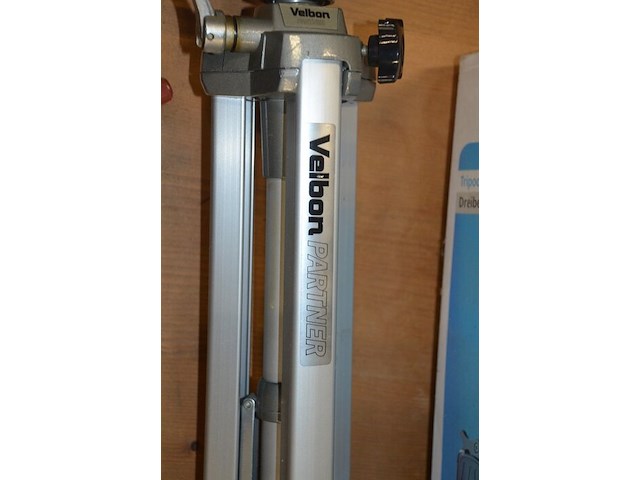 4 foto studiolampen op statief waarvan 2 jinbei ef-150 , 2 jinbei, 3 fototoestel statieven diverse merken - afbeelding 8 van  18