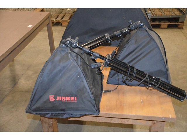 4 foto studiolampen op statief waarvan 2 jinbei ef-150 , 2 jinbei, 3 fototoestel statieven diverse merken - afbeelding 10 van  18