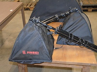 4 foto studiolampen op statief waarvan 2 jinbei ef-150 , 2 jinbei, 3 fototoestel statieven diverse merken - afbeelding 10 van  18