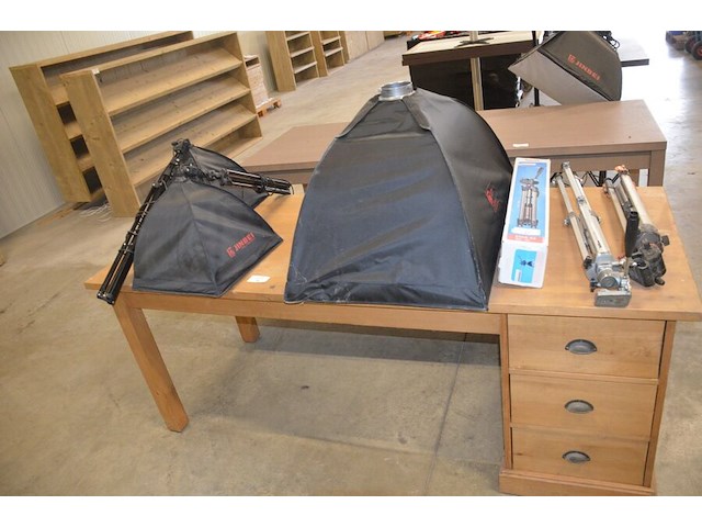 4 foto studiolampen op statief waarvan 2 jinbei ef-150 , 2 jinbei, 3 fototoestel statieven diverse merken - afbeelding 1 van  18