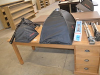 4 foto studiolampen op statief waarvan 2 jinbei ef-150 , 2 jinbei, 3 fototoestel statieven diverse merken - afbeelding 1 van  18