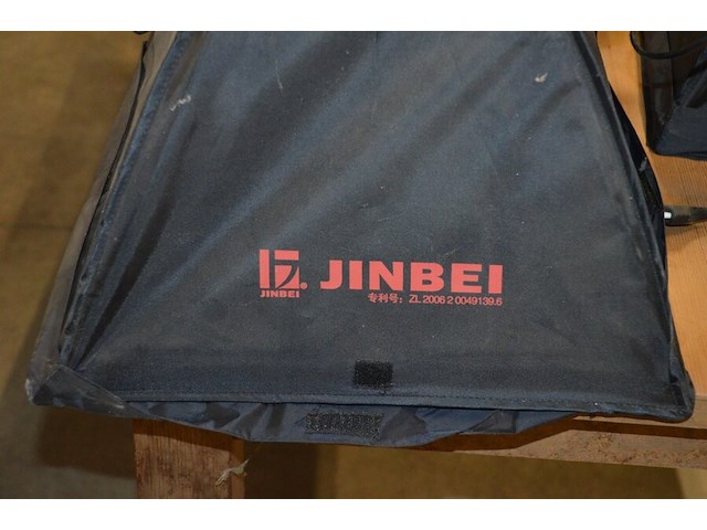 4 foto studiolampen op statief waarvan 2 jinbei ef-150 , 2 jinbei, 3 fototoestel statieven diverse merken - afbeelding 11 van  18