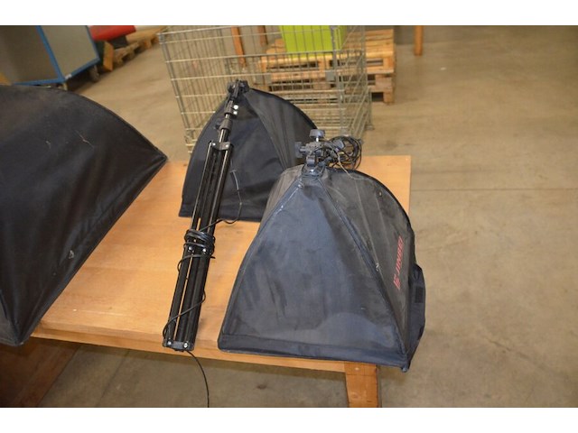 4 foto studiolampen op statief waarvan 2 jinbei ef-150 , 2 jinbei, 3 fototoestel statieven diverse merken - afbeelding 12 van  18