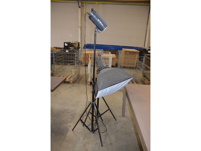 4 foto studiolampen op statief waarvan 2 jinbei ef-150 , 2 jinbei, 3 fototoestel statieven diverse merken - afbeelding 13 van  18