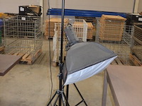 4 foto studiolampen op statief waarvan 2 jinbei ef-150 , 2 jinbei, 3 fototoestel statieven diverse merken - afbeelding 13 van  18