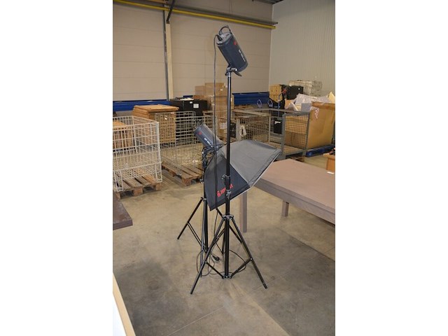 4 foto studiolampen op statief waarvan 2 jinbei ef-150 , 2 jinbei, 3 fototoestel statieven diverse merken - afbeelding 14 van  18