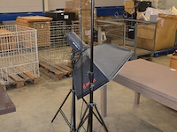 4 foto studiolampen op statief waarvan 2 jinbei ef-150 , 2 jinbei, 3 fototoestel statieven diverse merken - afbeelding 14 van  18