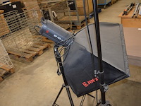4 foto studiolampen op statief waarvan 2 jinbei ef-150 , 2 jinbei, 3 fototoestel statieven diverse merken - afbeelding 15 van  18