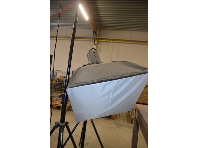 4 foto studiolampen op statief waarvan 2 jinbei ef-150 , 2 jinbei, 3 fototoestel statieven diverse merken - afbeelding 16 van  18
