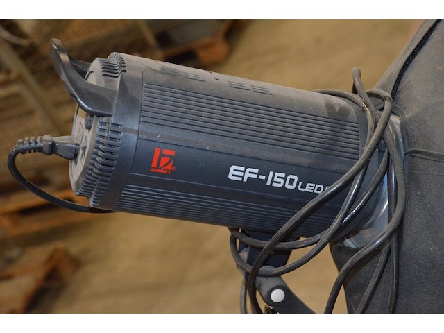 4 foto studiolampen op statief waarvan 2 jinbei ef-150 , 2 jinbei, 3 fototoestel statieven diverse merken - afbeelding 18 van  18