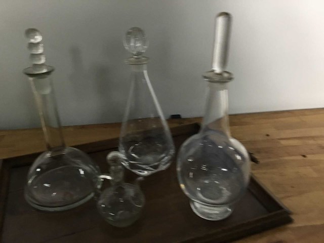 4 glazen kannen met dienblad - crockery - afbeelding 2 van  7