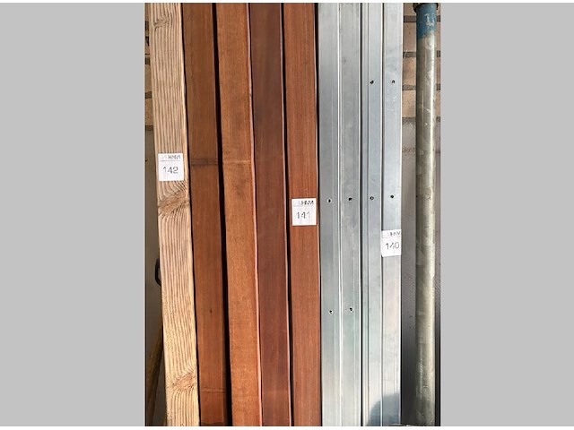 4 hardhouten palen 8,5 x 8,5 cm, 2,7 m - afbeelding 1 van  2