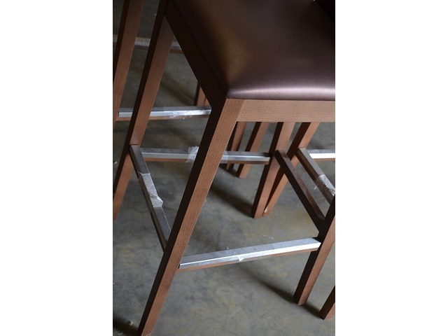 4 modern houten barkrukken bruine rug en zit - afbeelding 6 van  6