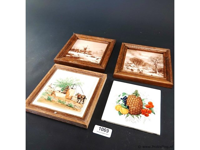 4 oude tegels (3 in houten lijst) - afbeelding 1 van  5