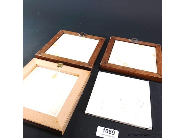 4 oude tegels (3 in houten lijst) - afbeelding 4 van  5