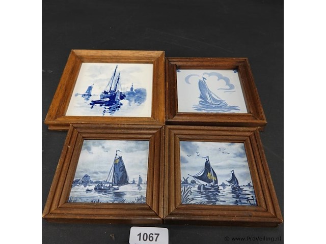 4 oude tegels in houten lijsten - afbeelding 1 van  5