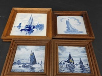 4 oude tegels in houten lijsten - afbeelding 1 van  5