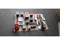 4 pallets met elektrische componenten