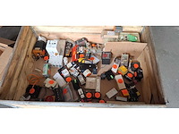 4 pallets met elektrische componenten - afbeelding 2 van  18
