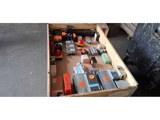 4 pallets met elektrische componenten - afbeelding 5 van  18