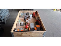 4 pallets met elektrische componenten - afbeelding 6 van  18