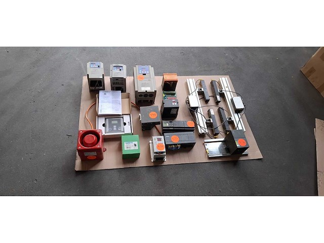 4 pallets met elektrische componenten - afbeelding 1 van  18