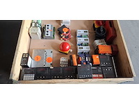 4 pallets met elektrische componenten - afbeelding 8 van  18