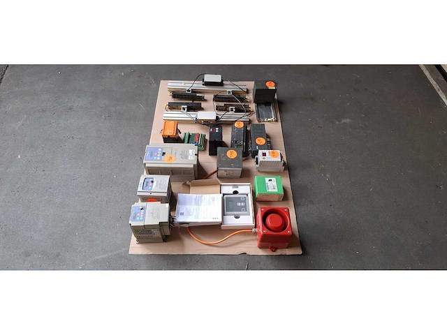 4 pallets met elektrische componenten - afbeelding 7 van  18