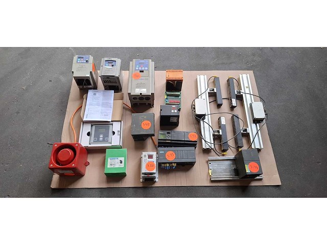 4 pallets met elektrische componenten - afbeelding 13 van  18
