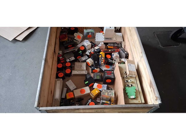 4 pallets met elektrische componenten - afbeelding 16 van  18