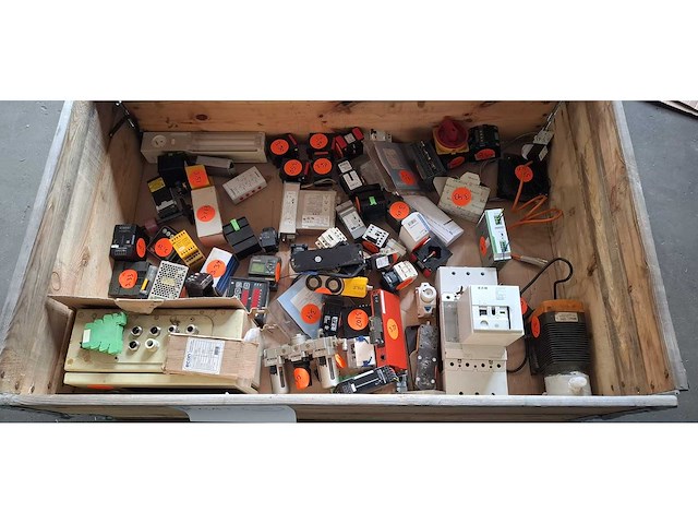 4 pallets met elektrische componenten - afbeelding 17 van  18