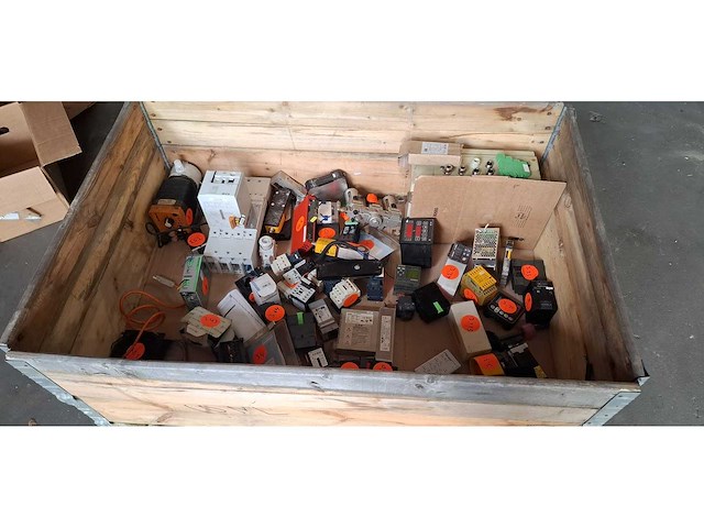 4 pallets met elektrische componenten - afbeelding 18 van  18