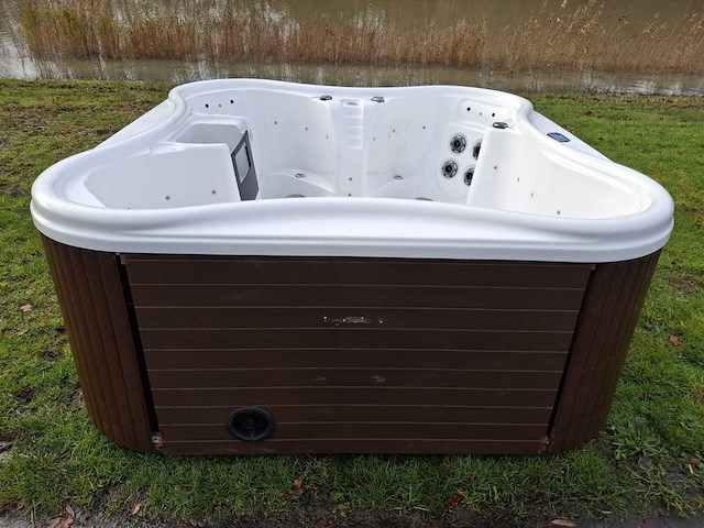 4 persoons jacuzzi en buitenspa - afbeelding 26 van  32