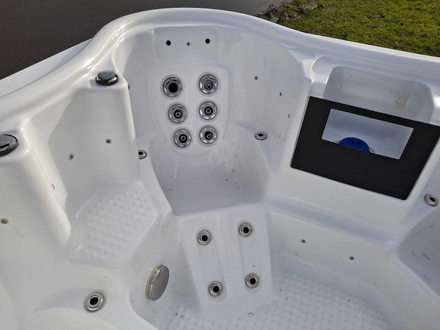 4 persoons jacuzzi en buitenspa - afbeelding 19 van  32