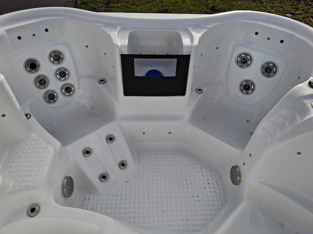 4 persoons jacuzzi en buitenspa - afbeelding 14 van  32