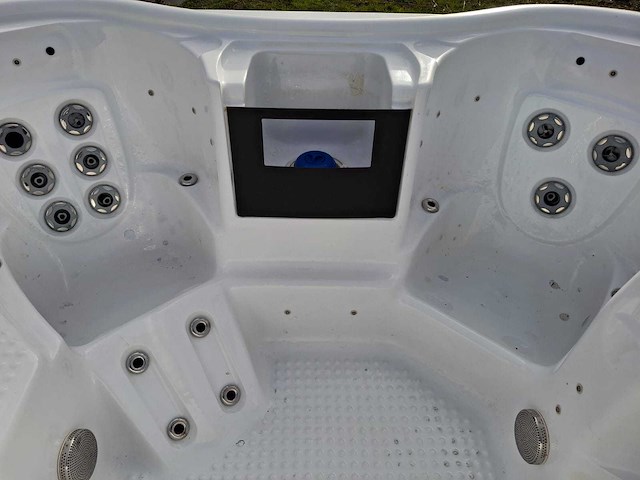 4 persoons jacuzzi en buitenspa - afbeelding 17 van  32