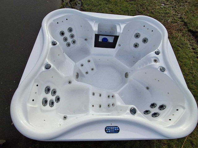 4 persoons jacuzzi en buitenspa - afbeelding 23 van  32
