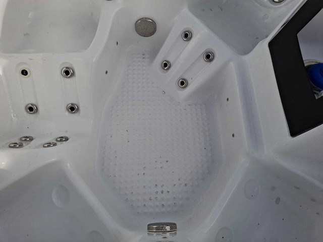4 persoons jacuzzi en buitenspa - afbeelding 31 van  32