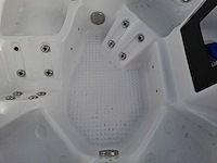 4 persoons jacuzzi en buitenspa - afbeelding 31 van  32
