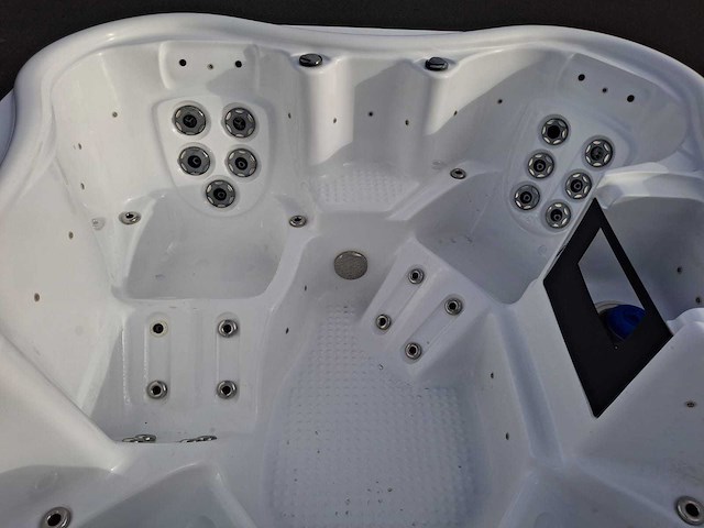 4 persoons jacuzzi en buitenspa - afbeelding 32 van  32