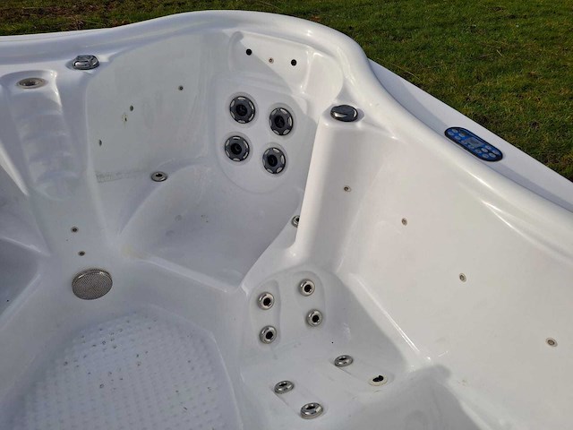 4 persoons jacuzzi en buitenspa - afbeelding 10 van  32