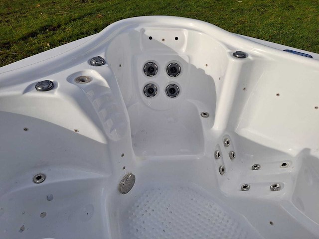 4 persoons jacuzzi en buitenspa - afbeelding 8 van  32