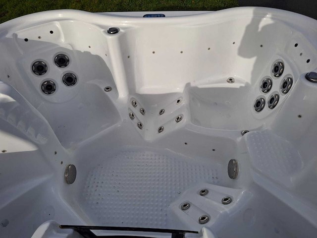 4 persoons jacuzzi en buitenspa - afbeelding 13 van  32