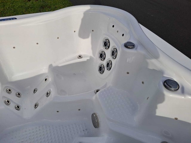 4 persoons jacuzzi en buitenspa - afbeelding 14 van  32