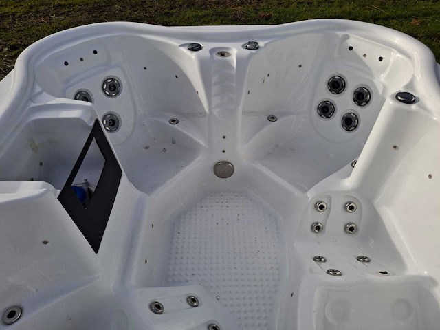 4 persoons jacuzzi en buitenspa - afbeelding 17 van  32