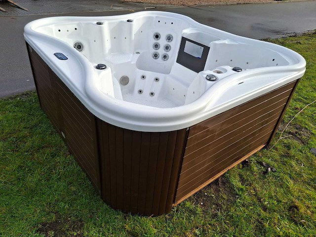 4 persoons jacuzzi en buitenspa - afbeelding 25 van  32