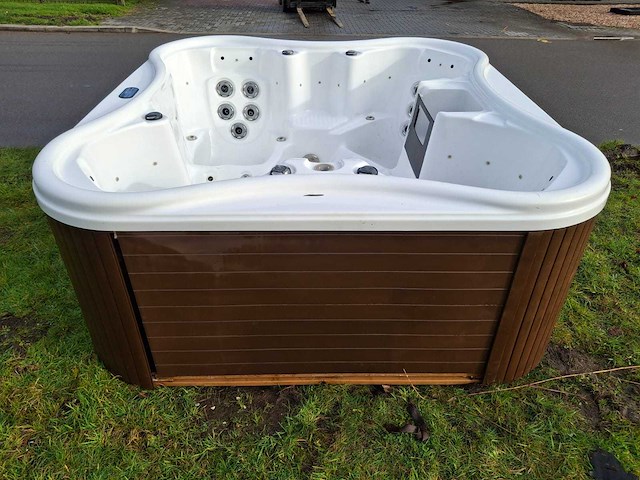 4 persoons jacuzzi en buitenspa - afbeelding 27 van  32